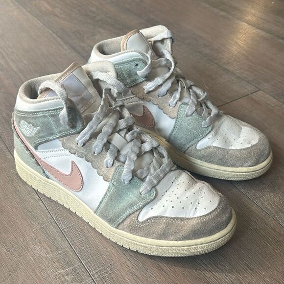 Nike Air Jordan Mid Scalloped - Picture 1 of 8